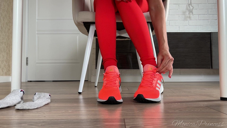 Princess Monica: Ayakkabı ve ayak masanın altında oynuyor