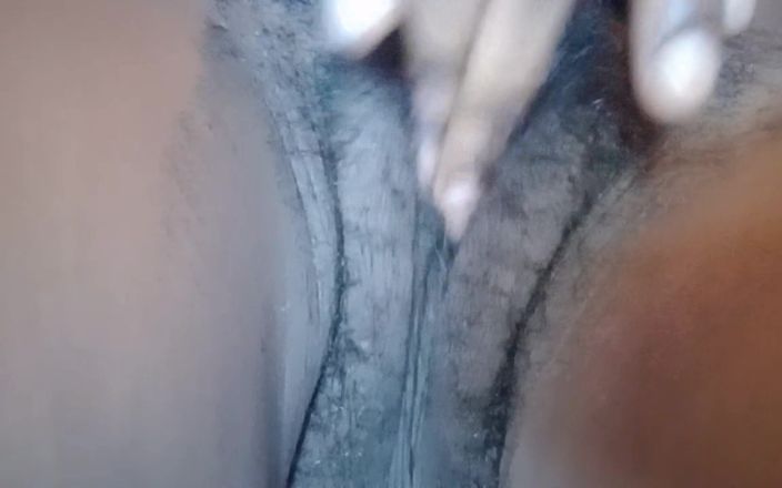 Super sexy ebony cuties: 特写摩擦我毛茸茸的黑色阴户 muilti 高潮
