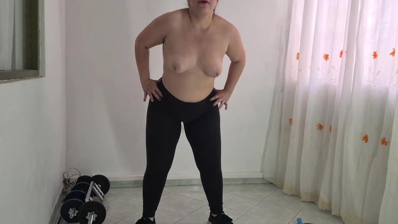 Alice H: Trening topless