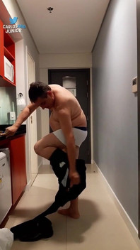 Sexy táta se svléká