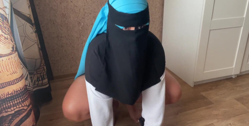 Lux Eva: 戴穆斯林头巾的女孩在做伸展运动时变得饥渴