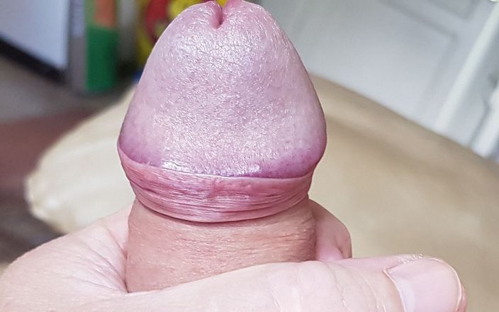 Pellefnatt: Meu amigo se deita na cama e masturba seu pau...