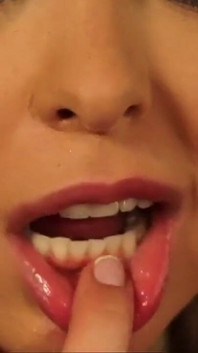 Memek riley reid si cewek seksi ini lagi asik muasin memeknya pakai selangkangan