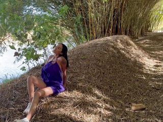 Allison Sweet: Je me masturbe sur la montagne et un touriste arrive