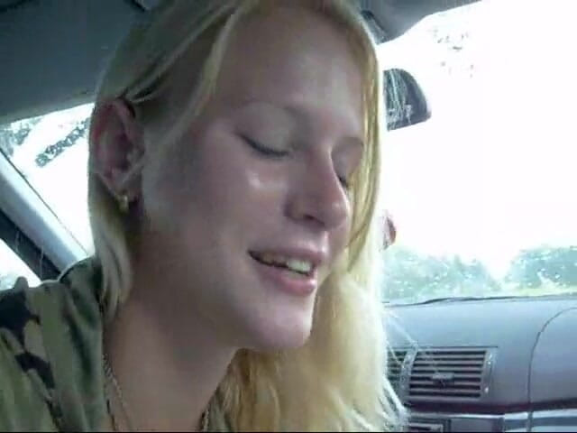 Blondehexe: Blowjob Im Auto