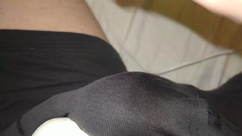 Big Daddy Dommmm: Hitachi varita vibrando mi polla a través de mis boxers
