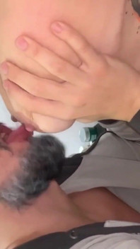 Abuelo travieso folló a la joven más caliente del vecindario