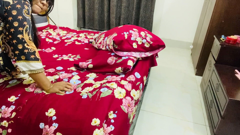 Nadiyaxxx02: 已婚姐姐被弟弟操，她的阴户因为丈夫在国外而流出水。