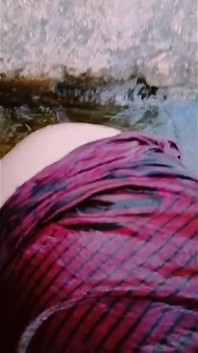 Tante seksi india lagi asik fingering memeknya di luar ruangan sambil bugil