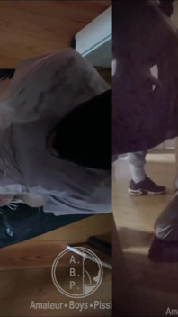 Amatörpojke beordrad att gå på knä, ögonbindel och pissad i munnen genom ett Gloryhole ... Hemlagad video