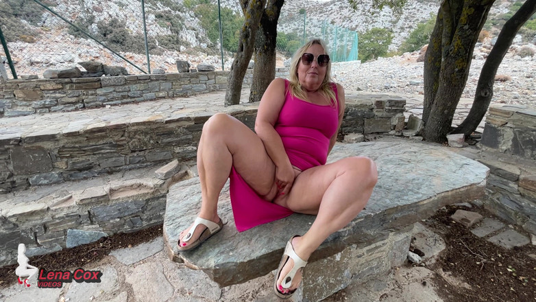 Lena Cox: Возбужденная жена Лена - быстрый сквирт на каменном столе