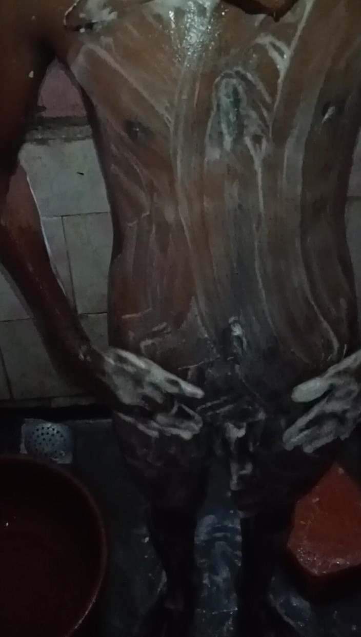 Arvind6355: Nikmati mandi di bilik mandi dengan air sejuk