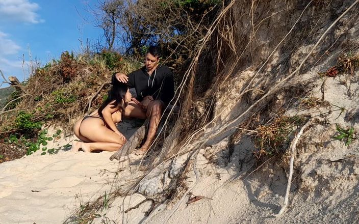 Couplebeach1: 자지를 빨아도 될까요? 나한테 합류해