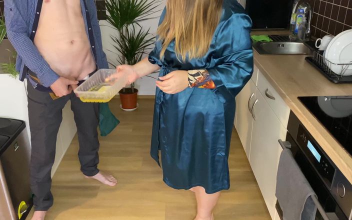 Our Fetish Life: Сексуальна свекруха в шовковому халаті писяє на кухні для свого зятя