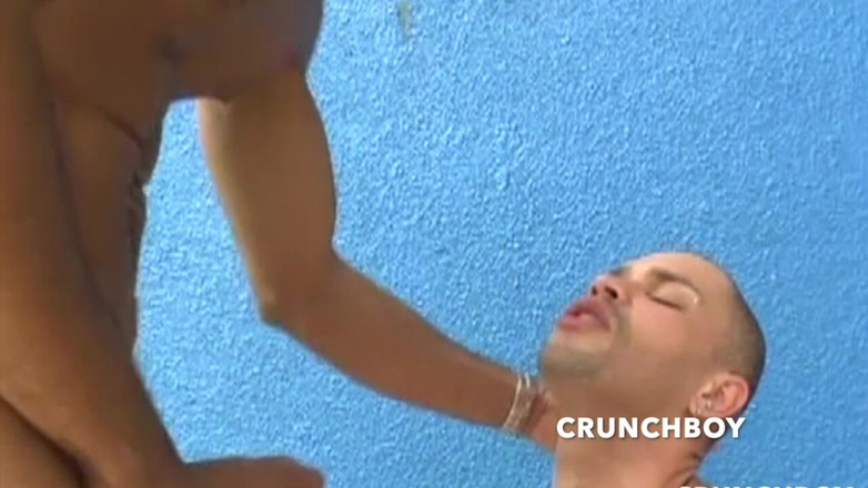 The fuckers raw studio: Dwóch seksownych latynoskich chłopców rucha się bez siodła na plaży...