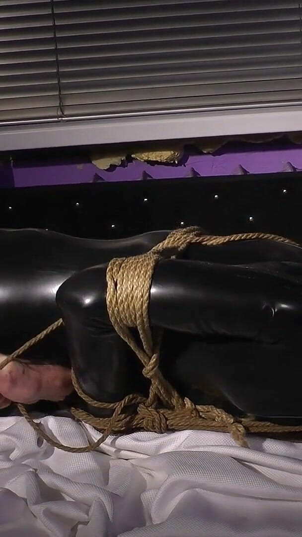 Roped in Latex: Zeus Struggles to Break Free (Wanheldvig SCHWARZEHAUT)