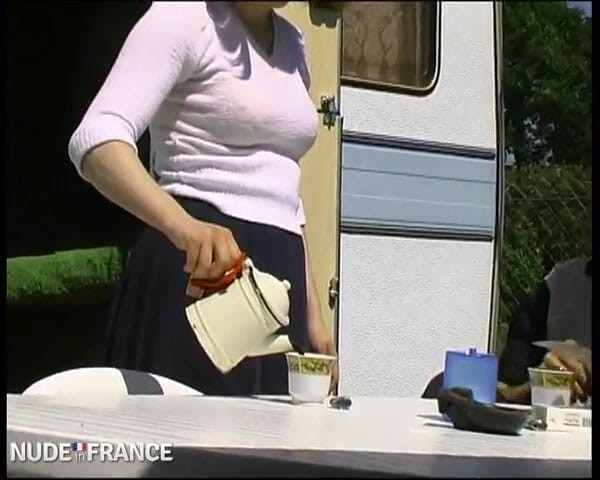 La France a Poil: Giovane troia rossa cammina nei boschi e ama farsi scopare...