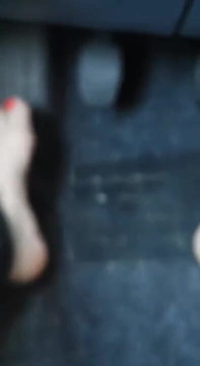 BadCat: Instrutor de direção com pedicure sexy ensina como dirigir