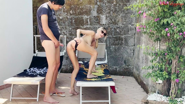 MissLeggings: Dychtivá nevlastní matka se vzrušuje a vyprovokuje panna na dovolené