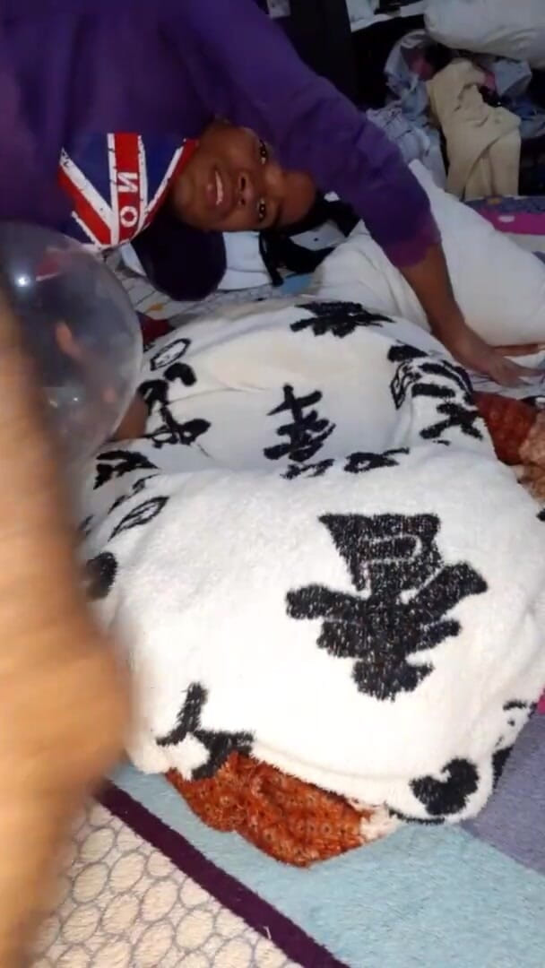 vergar4_daviid: Il giovane si masturba con un comdon gonfiato