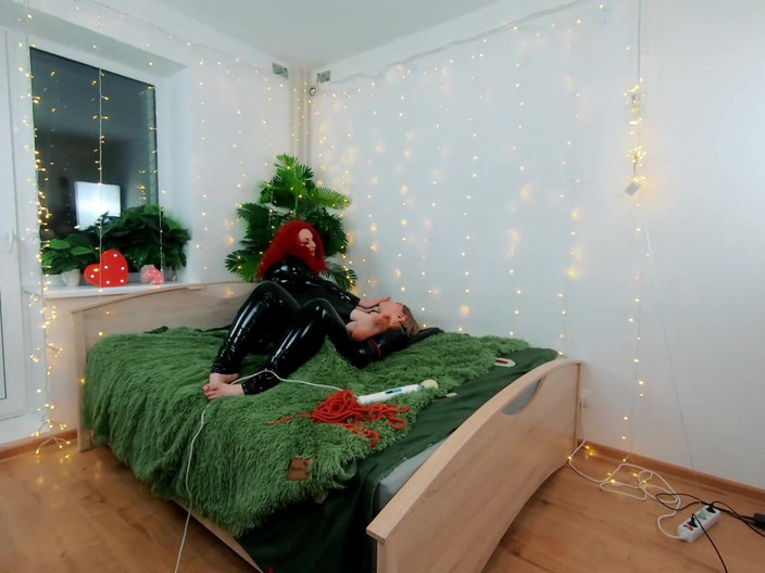 Arya Grander: Hinter den kulissen video von lesbischem fetisch-spaß. Pvc-kleidung, leichte domina,...