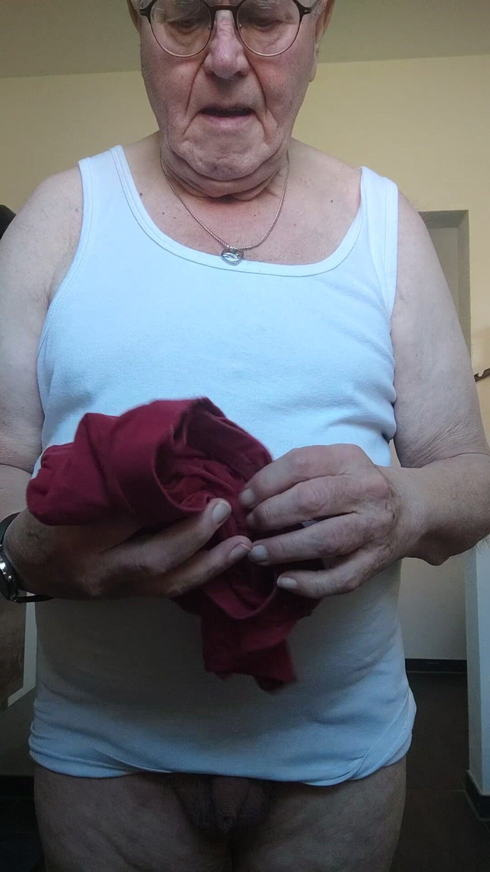 Karlchengeil: Duştan önce ve sonra yarağımla oynuyorum