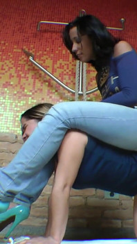 Pony umiliazione lesbica estrema