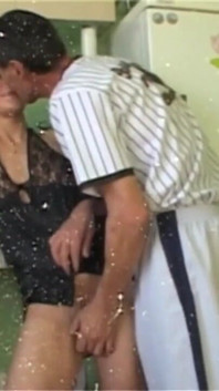 Brunette meisje wordt geneukt en komt klaar op haar harige poesje door een rijpe man