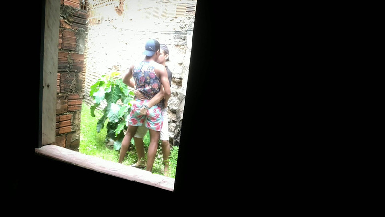 MiguellTrajano: 야외에서 콘돔 없이 후장을 존나게 해주기 위해 버려진 부지로 고객을 팔로우한 배달원 - 1부