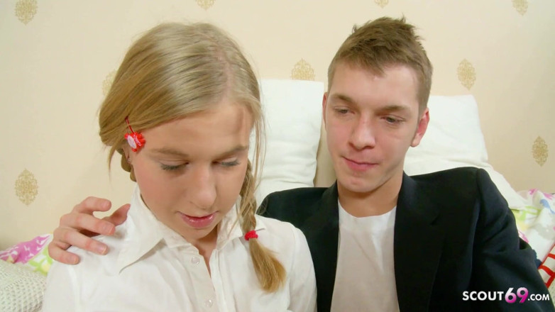 Full porn collection: Přirozená blonďatá hubená teenagerka se učí se svým nevlastním bratrem...
