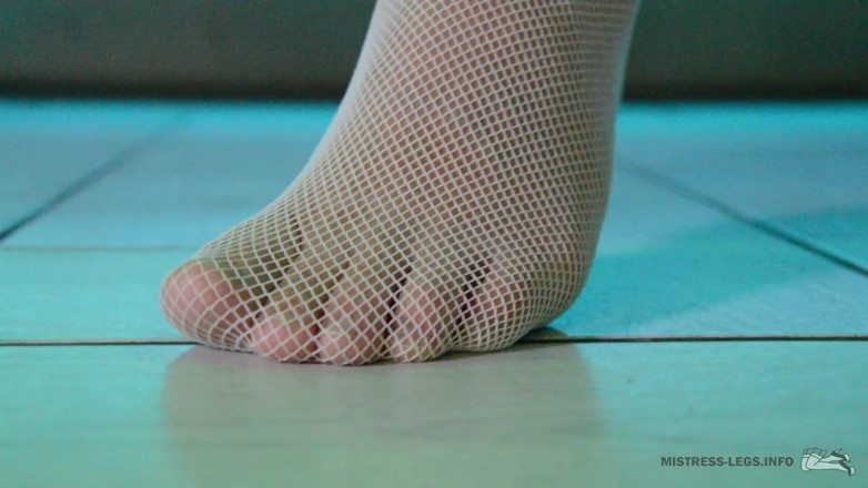 Mistress Legs: Primo piano fetish delle suole in calze bianche