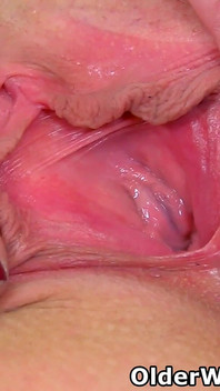 İngiliz olgun ipeksi kalçalı lou seksi çizmeler ve siyah taytla muhteşem görünüyor