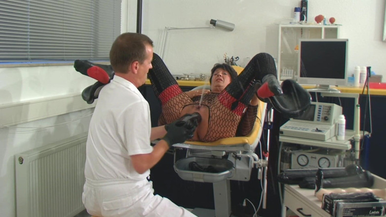 Rubber & Clinic Studio - 1ATOYS: Masturbare anală cu orgasm umed cu pișare
