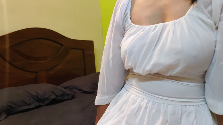 Hope Love: Очень горячая и красивая индонезийская телочка трахается в киску