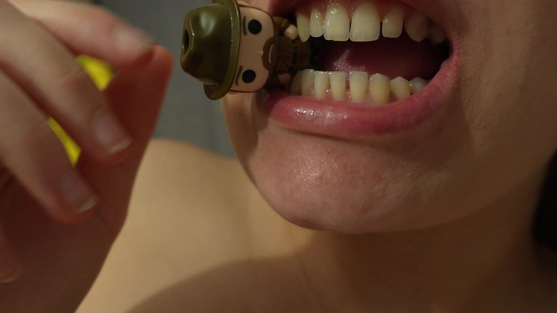 AmayaMori: Дівчина-гігант їсть крихітну людину і смокче його