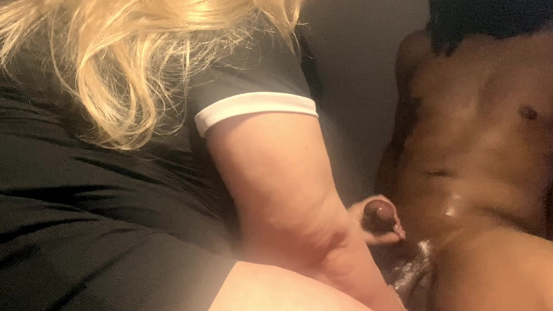 Daddykane: Грудастая горячая бабуля обожает держать большой черный член в ее руке