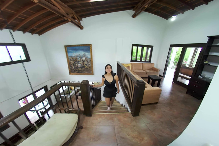 VR Latina: Cheeky Little Chica