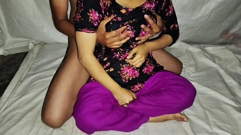 Hot Sudipa: 18歳の美しいベンガル系の義理の妹で、一人になるのを怖がっています。今夜は私の部屋に泊まります。