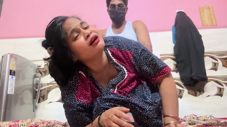 TactfulFiber902: Esposa india se despierta cachonda - el marido la folla antes...