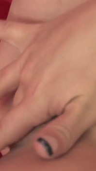 Belezas sozinhas 2_beautiful peituda morena Kiley Crost gosta de seu vibrador sozinha em casa