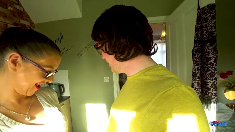 Nerd Pervert: Tante lucy - milf-schwanz schluckt
