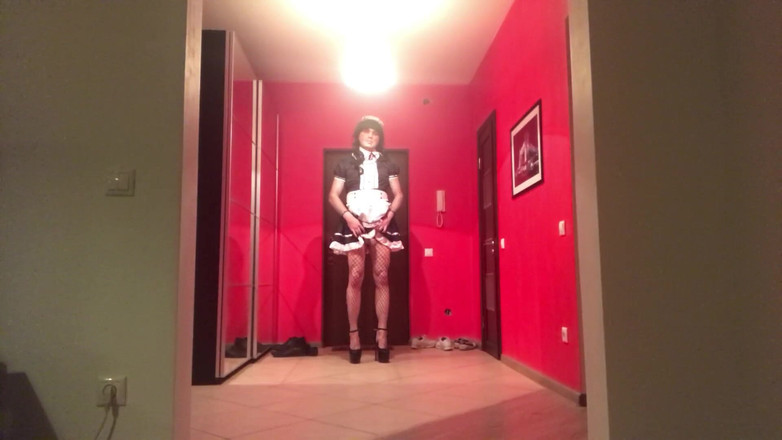 Alinatgirl: Rus kadın kılıklı hizmetçi sunumu