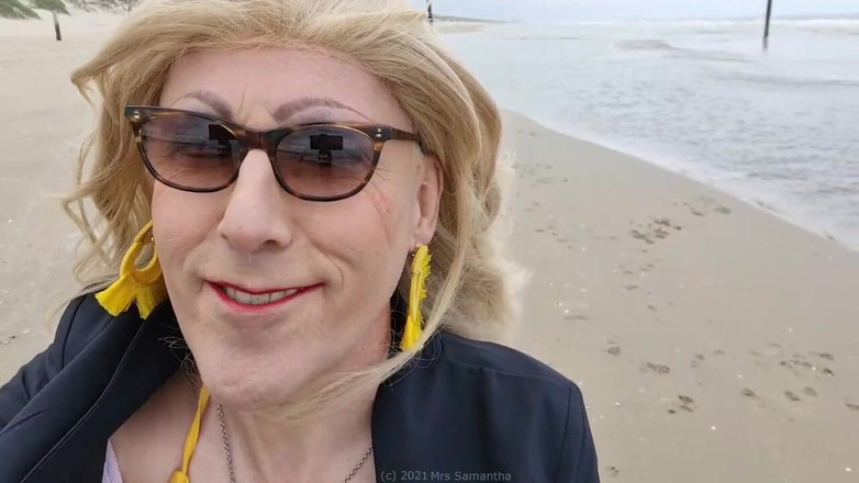 Mrs Samantha: Mrs samantha lagi asik jalan-jalan di pantai