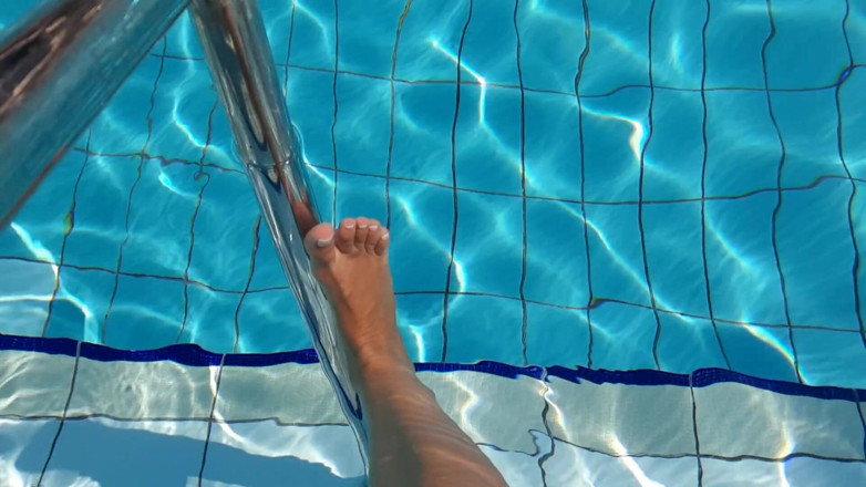 Fetish intimmedia: Des pieds sexy jouent dans la piscine
