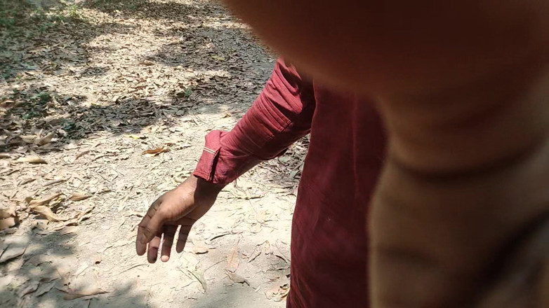 DesiDarkArt: Un Asiatique fait une branlette dans la forêt