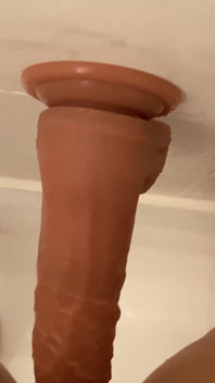 Ich reite meinen dildo in der badewanne wie ein schmutziges mädchen