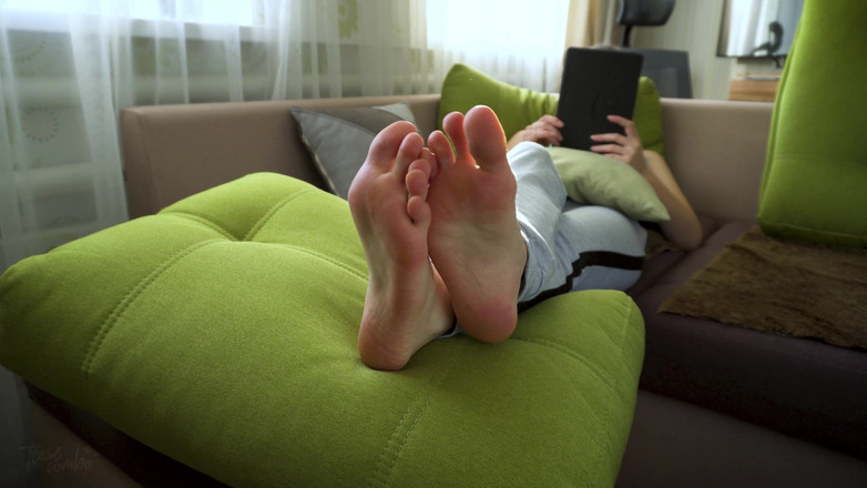 Teasecombo 4K: Fată sexy tachinându-și picioarele sexy, amatoare reală, filmare de acasă