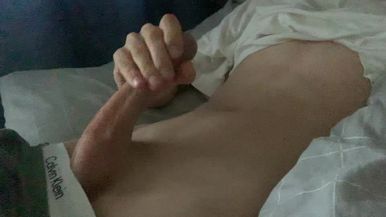 BOBRIKGAY: Twink Yatağında Mastürbasyon Yapıyor Ve Midesine Boşalıyor