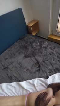 Candie Luciani en primer plano masaje desnuda en ropa interior rosa cama negra