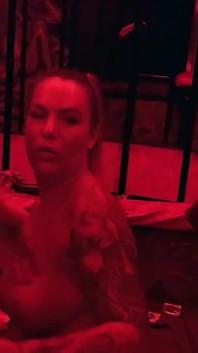 Awek bintang lucah Jerman Kira Knight dikongkek oleh lelaki dalam redlight
